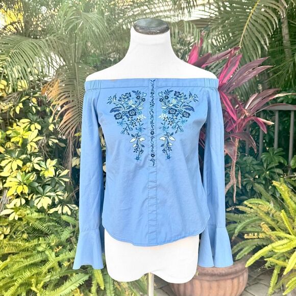 Express Off-The-Shoulder Chambray Blouse - Picture 4 of 9